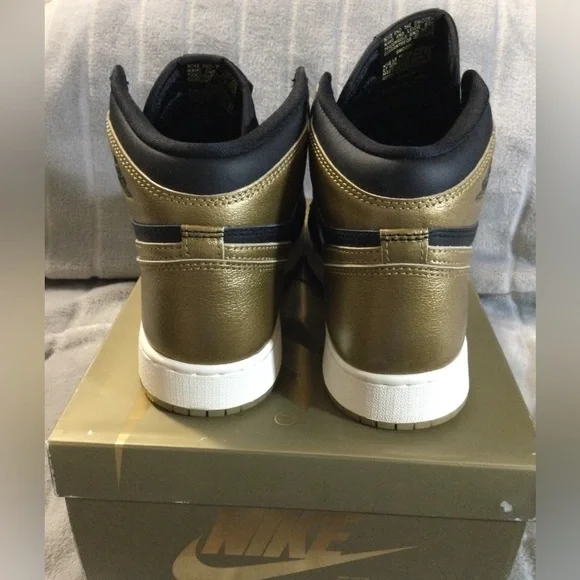 Nike Air Jordan 1 Retro High OG Black/Metallic Gold Size 6Y - Picture 4 of 15